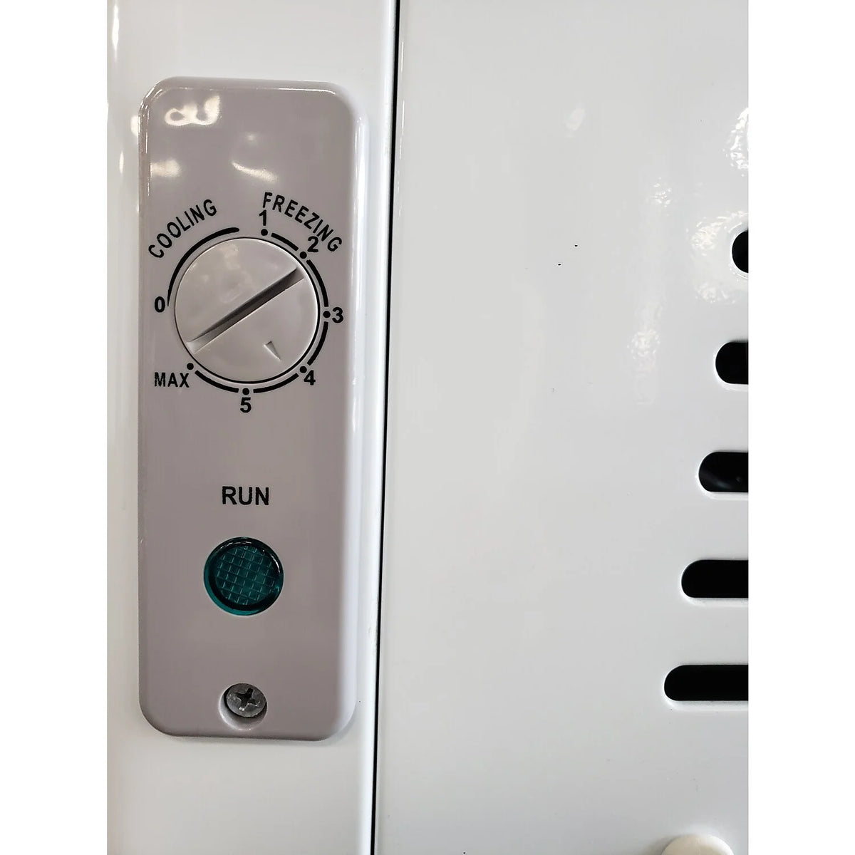 9.5 cu. ft. Curved Glass Top Chest Freezer White H549